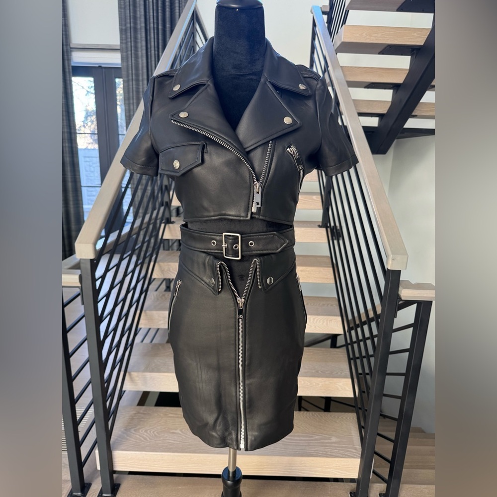 Chic Black Leather Outfit with Zipper Accents - Picture 3 of 8